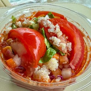 野菜を食べるトマトの冷製スープ