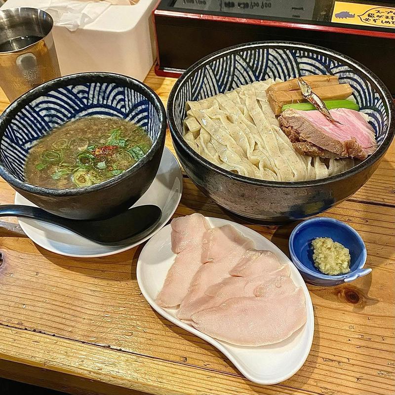 冷やしニボ生姜つけ麺 大 伊勢赤とりの鶏チャーシュー(極麺 青二犀 （ゴクメン アオニサイ）)