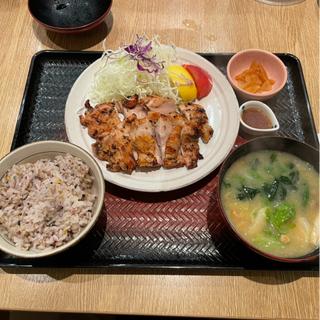 もろみチキンの 炭火焼き定食、たっぷり野菜の麦みそ汁