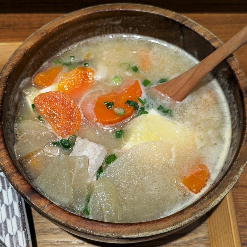 ごろごろ野菜の具だくさん豚汁(こめらく 海鮮ごはんと和のスープ。)