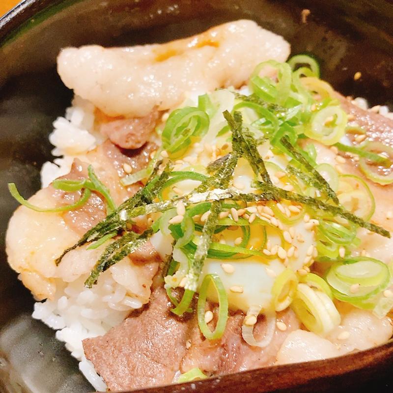 牛コウネ炙り丼（温玉）(広島コウネ食堂 平和記念公園店)