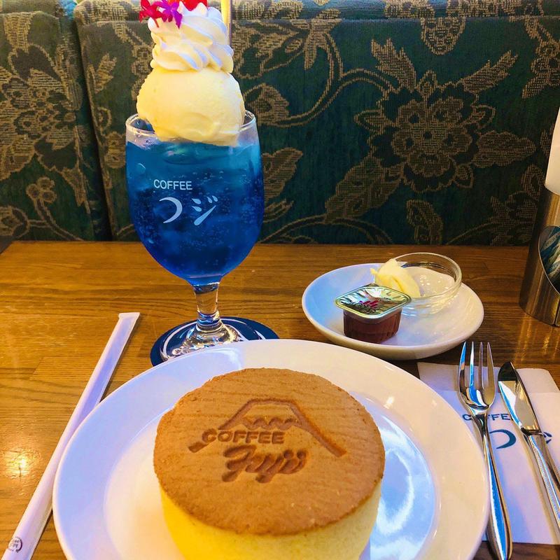 ホットケーキ クリームソーダ 青(喫茶 フジ 新橋)