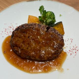 黒毛和牛と匠のこころ豚のハンバーグたまねぎを使ったシャリアピンソース
