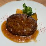 黒毛和牛と匠のこころ豚のハンバーグたまねぎを使ったシャリアピンソース