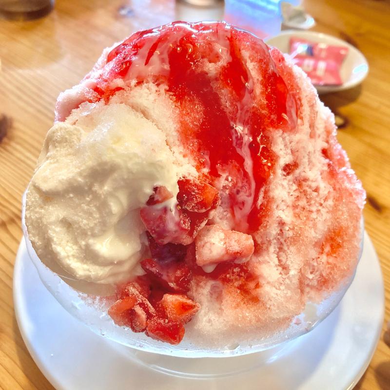 ソフトクリーム入りかき氷（練乳いちご）(喫茶店ピノキオ 京都亀岡店)