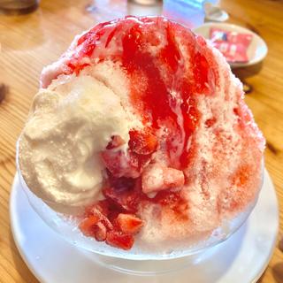 ソフトクリーム入りかき氷（練乳いちご）