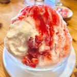 ソフトクリーム入りかき氷（練乳いちご）