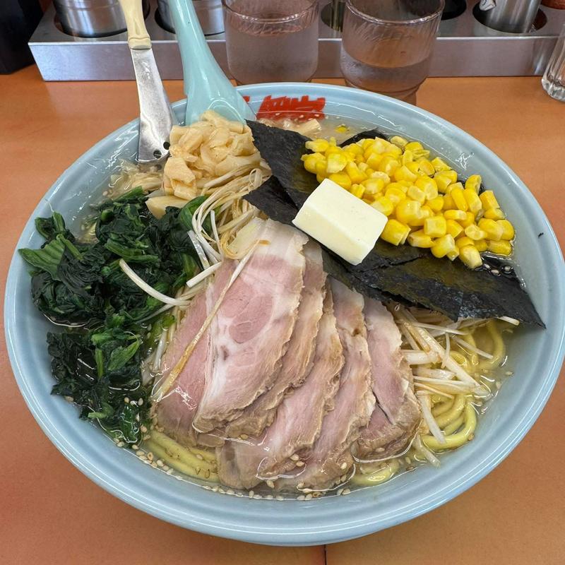 塩ネギチャーシュー大盛りの大盛り コーン バター ほうれん草 穂先メンマ(ラーメン山岡家 さいたま宮前店)