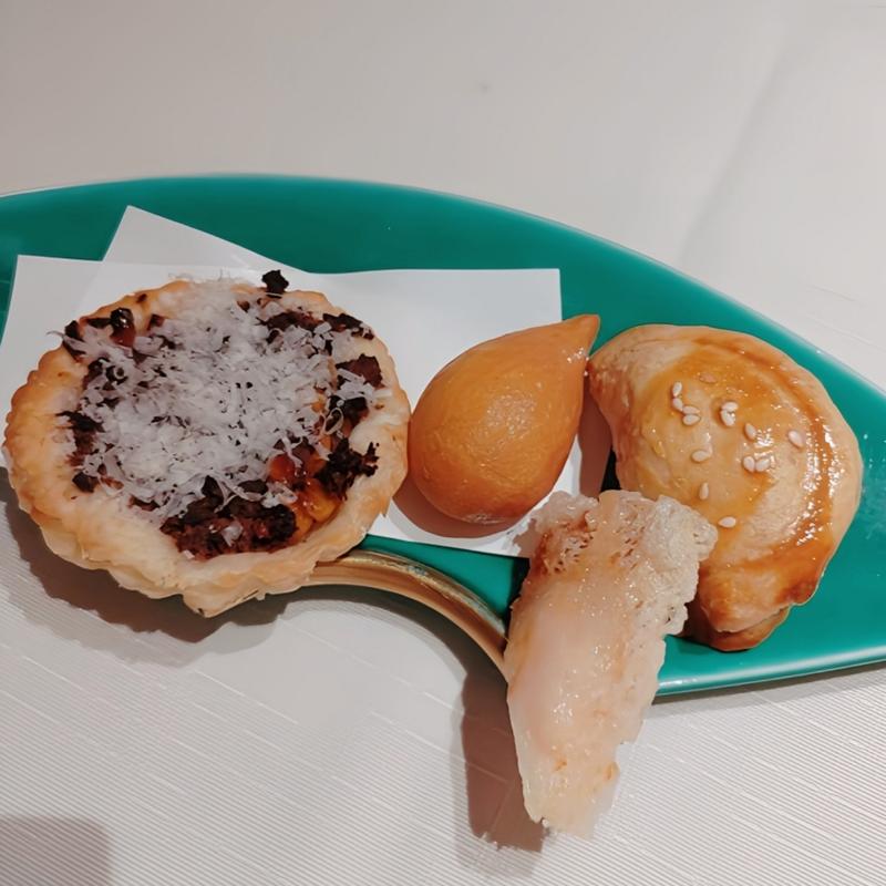 点心料理長 王のおすすめ揚げ焼き点心四種盛り合わせ(香桃（XIANG TAO）)