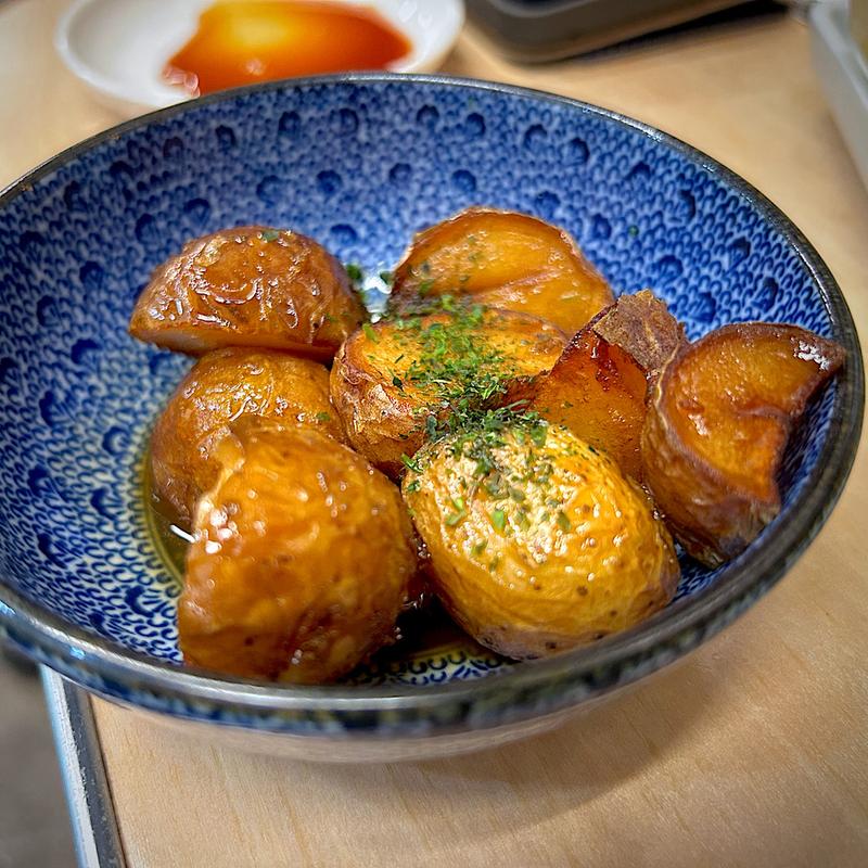 新じゃがの素揚げ(甘辛バター)(ひとくち餃子 ストライク 名古屋駅本店)