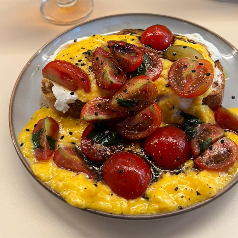 フレッシュトマトとチーズのオープンサンド(ALLEY CATS YUTENJI)