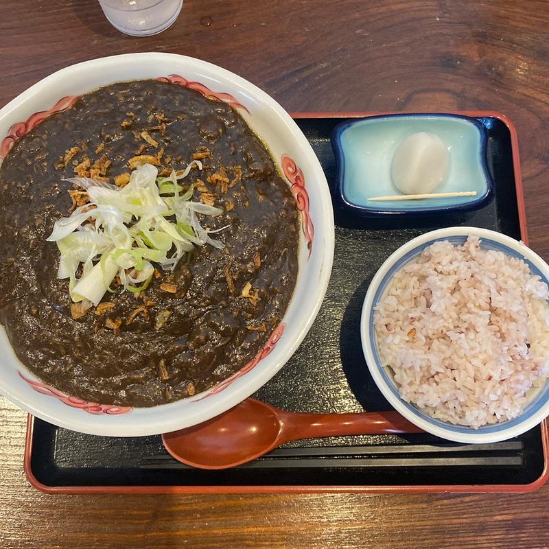 牛すじ入りカレーうどん ローストビーフ寿司二貫付き(源七 くろとり食堂)