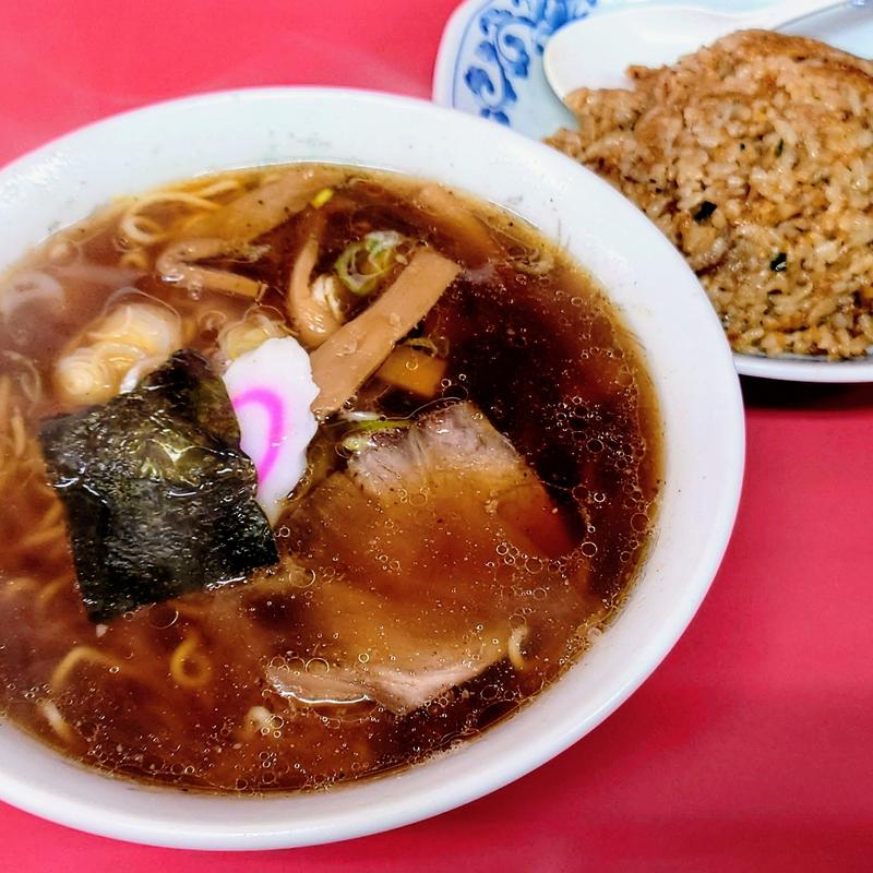 半チャーハンとラーメン(新華楼)
