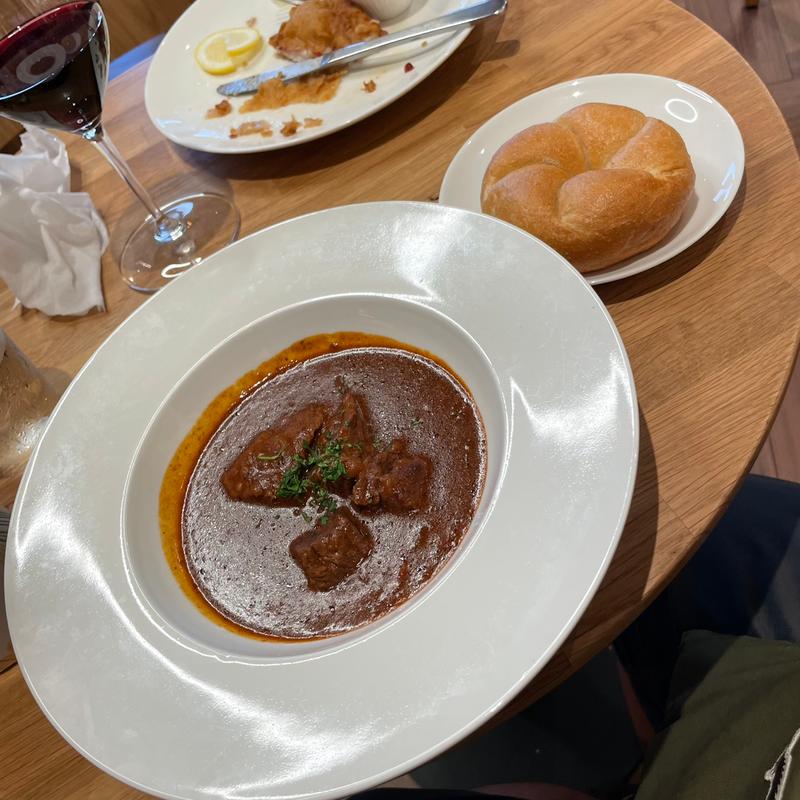 オーストリア風ビーフシチューとパン(オーストリア パビリオン)