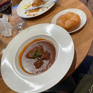オーストリア風ビーフシチューとパン
