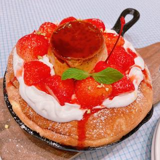 たっぷり苺と自家製クラシックプリンのスフレパンケーキ
