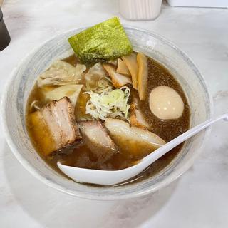 醤油ラーメンかつおの粉入り➕味玉➕ワンタン➕チャーシュー