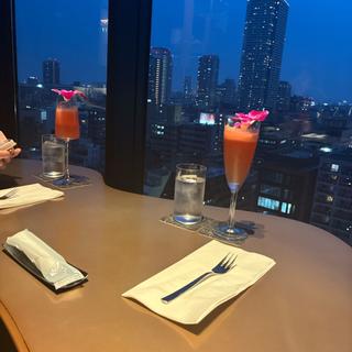 桃パフェ2025 & 桃ベリーニ デザートセット(BAR＆LOUNGE MIDO（バー＆ラウンジ ミドウ））/大阪エクセルホテル東急)