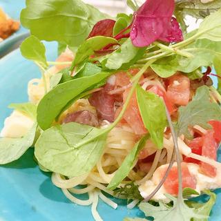 ハモンイベリコとモッツァレラフレッシュトマトの冷製パスタ