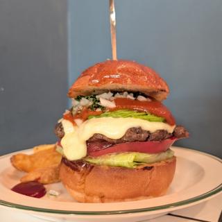 アボカドモッツァレラスパイシートマトソースバーガー