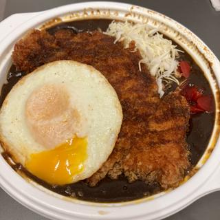 ロースカツカレー大盛目玉焼きトッピング
