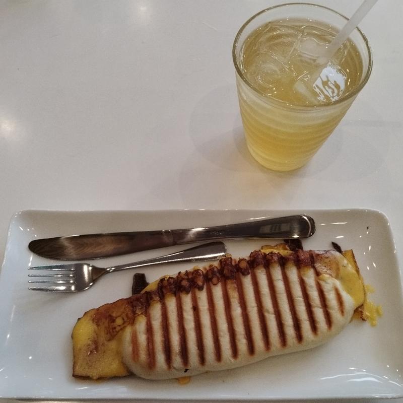 ドリンクセットC(厚切りベーコンとチーズのパニーニ)＋リンゴジュース(オーヴェルニュカフェ)