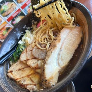 弟子屈醤油ロースチャーシュー麺　総本店限定厚切りバラチャーシュートッピング
