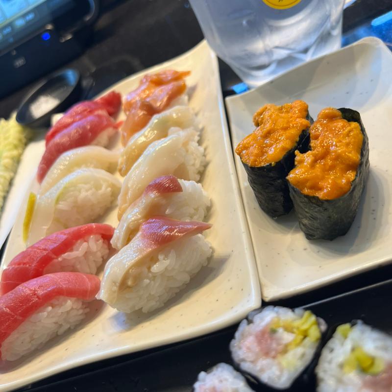 本鮪赤身　本鮪トロ　平目　つぶ貝　赤貝　ホッキ貝　雲丹　握り盛り合わせ(鮨ダイニング 月)