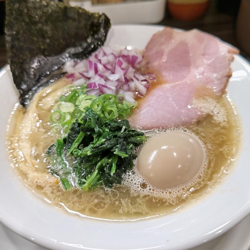 とろ旨豚骨 味玉醤油＋赤玉ねぎ(淡麗豚骨TSUCHINOTOMI)