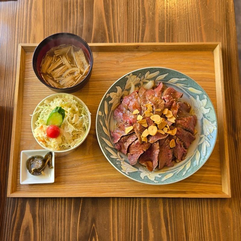 ステーキ丼(かくいにいくか)