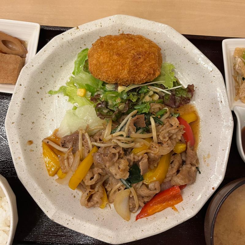 日替りランチ　牛肉と旬野菜の焼肉風炒めとメンチカツ(絆 旬の肴と和み酒場)