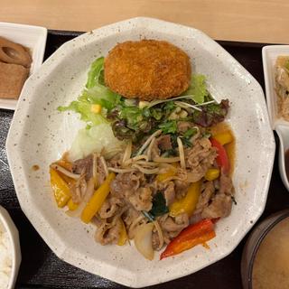 日替りランチ　牛肉と旬野菜の焼肉風炒めとメンチカツ