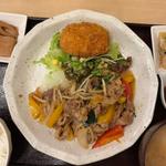 日替りランチ　牛肉と旬野菜の焼肉風炒めとメンチカツ