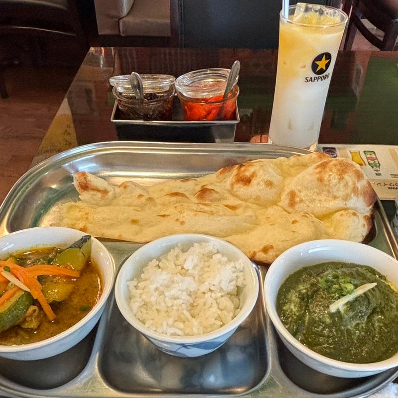 Bセット(2種のカレー+サラダ+ナン+ライス+ラッシー(サンティ八千代店)