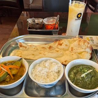 Bセット(2種のカレー+サラダ+ナン+ライス+ラッシー(サンティ八千代店)