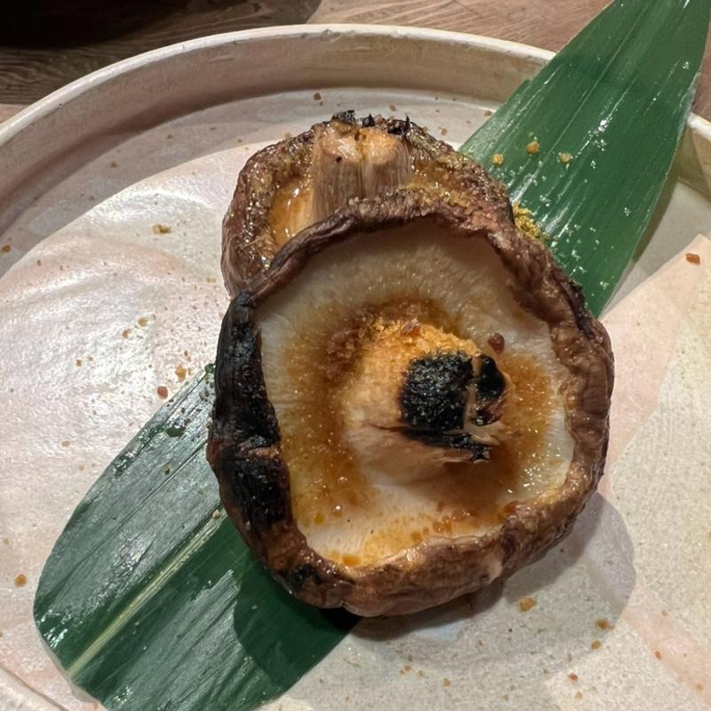 炭焼き肉厚椎茸のカラスミがけ(目黒三谷)