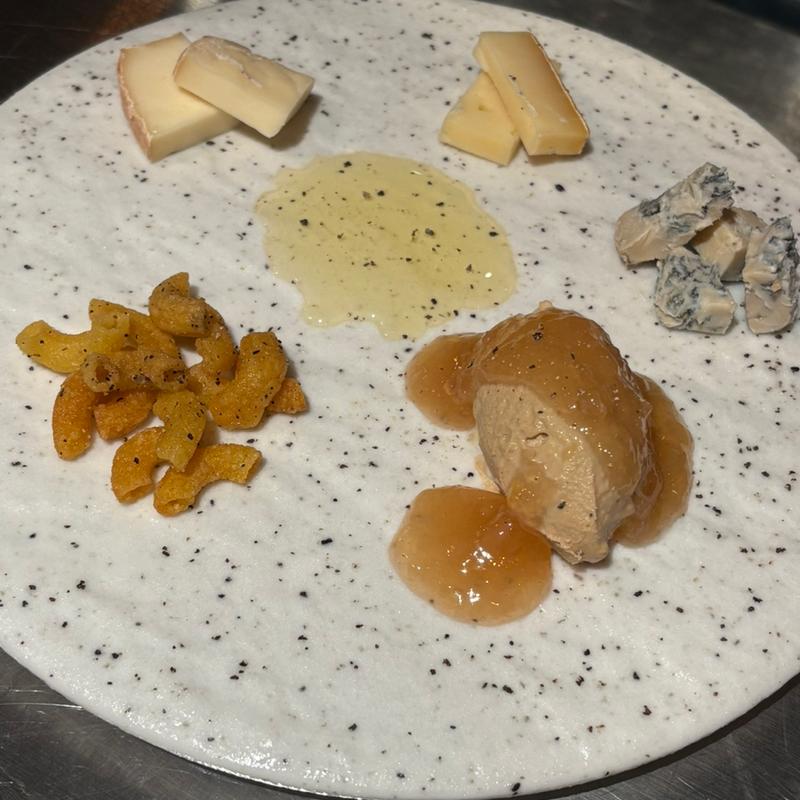 チーズの盛り合わせ(FLAMINGO TORAnoMON)