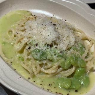 キタッラそら豆のカチョエペペ