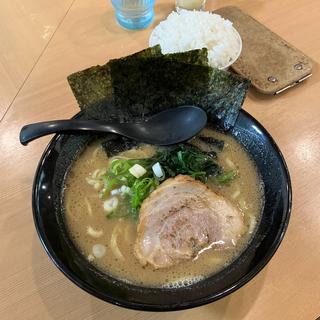 家系ラーメン(ラーメン春樹 多摩センター店)