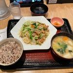 肉野菜塩こうじ炒め定食、たっぷり野菜の麦みそ汁