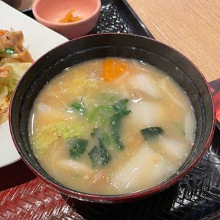 肉野菜塩こうじ炒め定食、たっぷり野菜の麦みそ汁(大戸屋ごはん処 川崎銀柳街店)