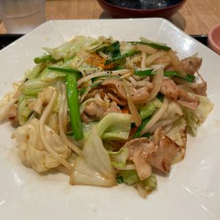 肉野菜塩こうじ炒め定食、たっぷり野菜の麦みそ汁
