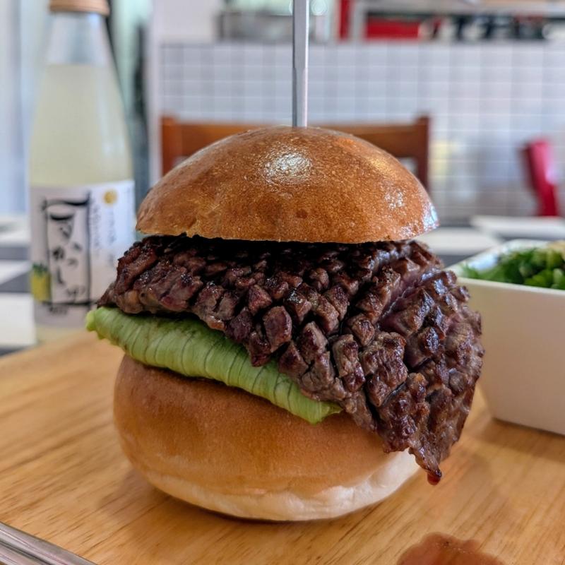 華咲もみじバーガー(炭火焼き和牛ハンバーガー店 MOMIJI)