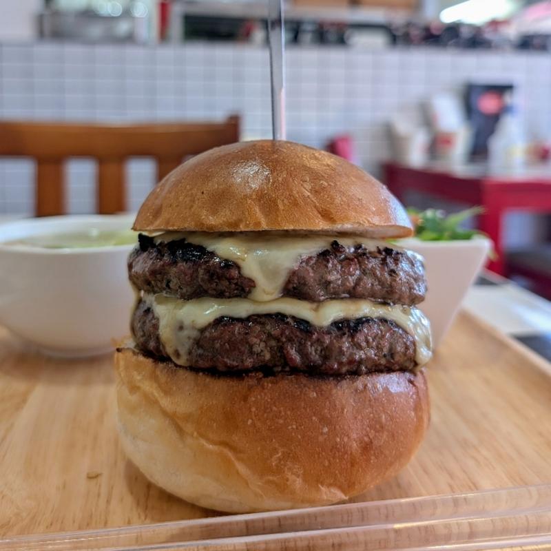究極のシンプルバーガー(炭火焼き和牛ハンバーガー店 MOMIJI)