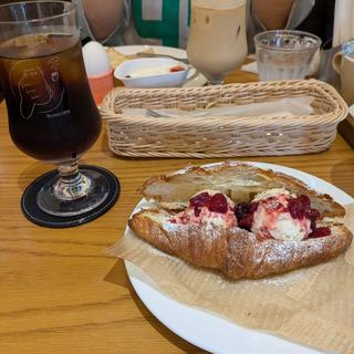 ドライイチヂクとクリームチーズのクロワッサン
