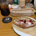 ドライイチヂクとクリームチーズのクロワッサン