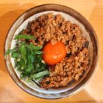 鶏そぼろ濃厚卵のせ御飯