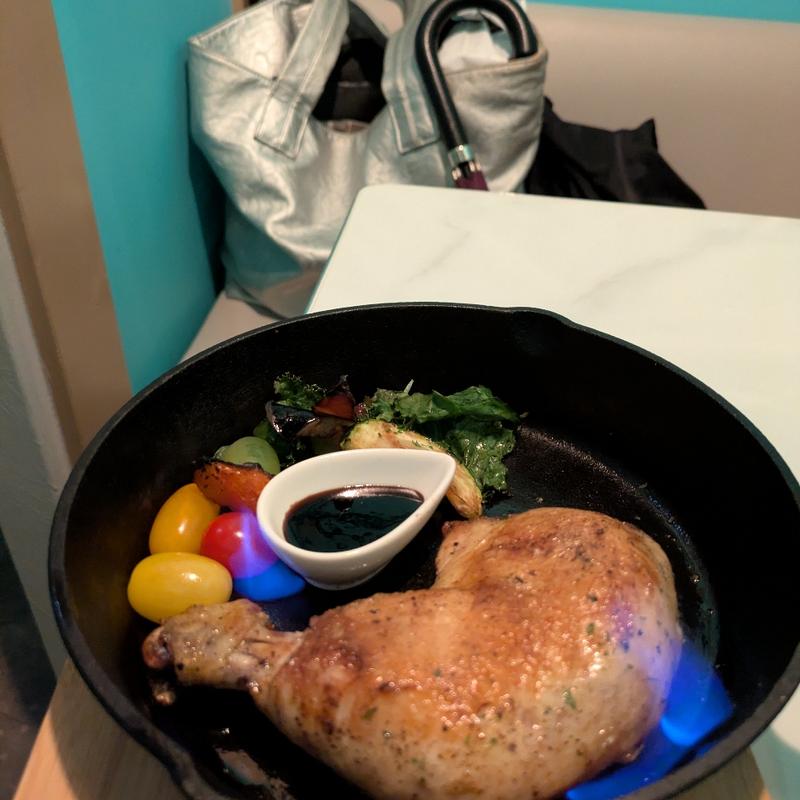 燃える！骨付き鶏もも肉のロースト(青の隠れ家個室イタリアン アモーレ 川崎店)