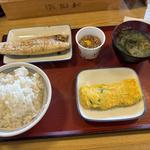 ご飯　味噌汁　納豆　さば塩焼　玉子焼き