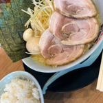 全部乗せラーメン　うずら卵トッピング　追加ライス